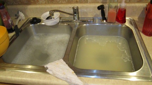 Bồn rửa bát bị tắc? Đừng lo, đã có giải pháp!