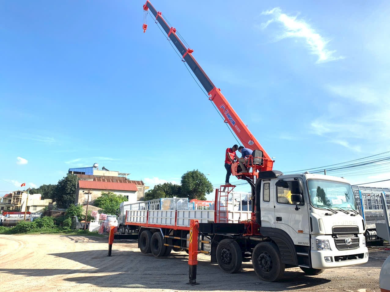 Xe cần cẩu đi công trình